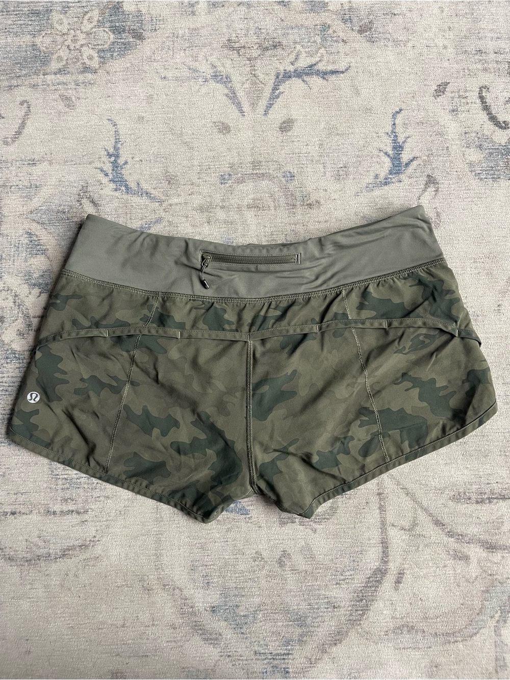 Lululemon Speed Short 2.5” – Savasana Camo Fatigue Green – Size 8 - Picture 2 of 5
